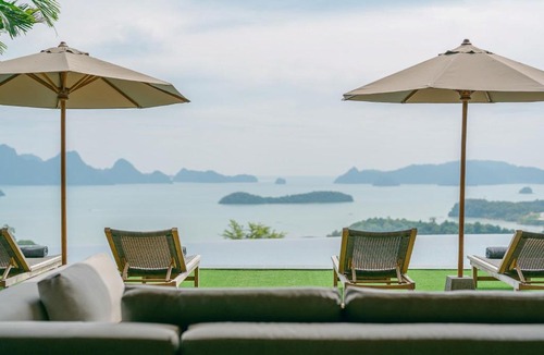Kampung Kedawang Villa | Villa Vista - Luxury 30m Infinity Pool & Sea Views by WOW Holiday Homes