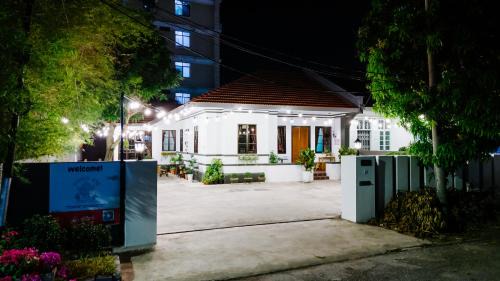 Downtown George Town House | Wangs BnB 4 Bedrooms Villa