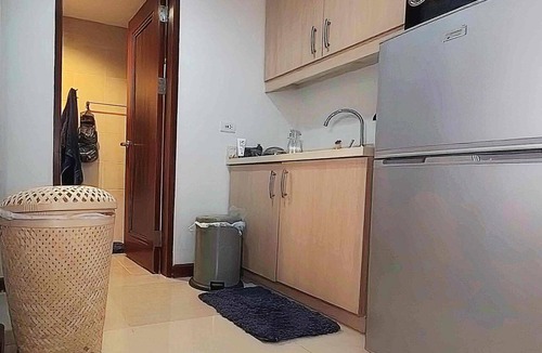 Legazpi Village Apartment | Western Comfort Greenbelt Makati, Sunny 1 Bedroom Apartment with AC