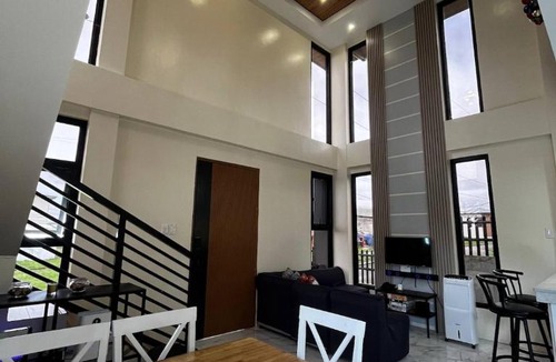 Silang House | ZMZ Silang Stylish 2BR Loft with Rooftop Deck near Tagaytay