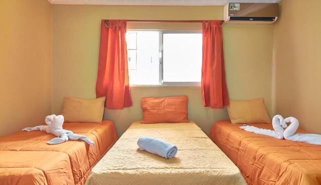 1-Bedroom Apartment with 3 Single Beds Near SDQ Airport Fast Wi-Fi Free Pa in La Viva