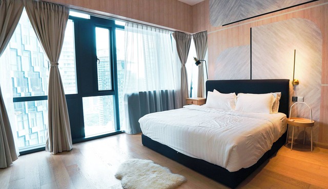 1-bedroom condo located in city central. 5 mins walk to Twin Towers.