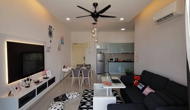 1 bedroom luxury condominium, 1 to 7 guests, 3 beds, 1 sofa bed, 1 bathroom in Melaka