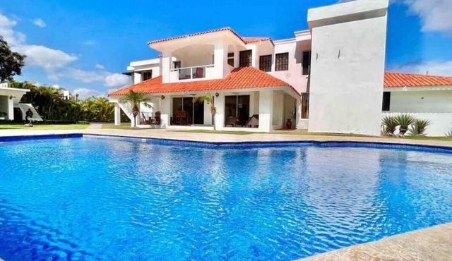 10 BR huge villa close to Sosua downtown for party birthday or family gateway in Sosúa
