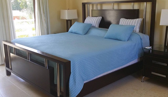 12BD beach complex, 3 large private pools and gardens, cable TV/Internet/AC BBQ in Sosúa
