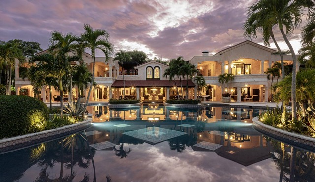 19 Suites Tropical Beachfront Luxury Villa in Cabrera
