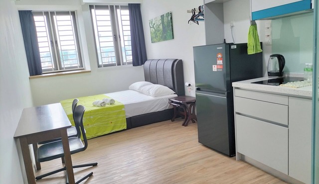 2 Bedrooms Condo Near LRT & Commuter