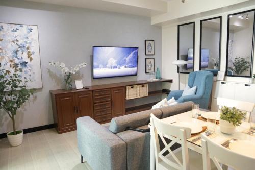 2BR Condo - Makati CBD, Sunset Views, 20mins to NAIA