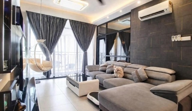 2BR Infinity Pool Condo Near Jonker 5Pax
