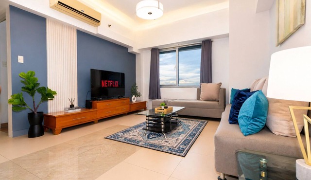 2BR Luxe Stay in BGC High Street with Pool Access
