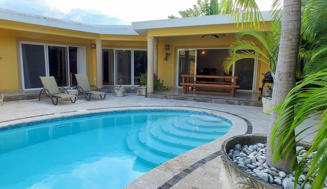 3-bedroom villa in gated residence with free shuttle bus/cable TV/Wi-Fi/pool in Sosúa