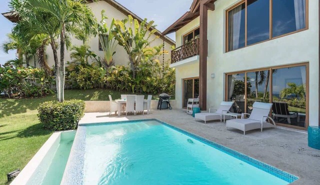 3-BR villa with pool and views in Puerto Bahia in Sánchez