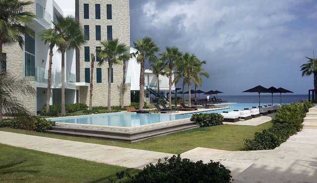 3BD luxury beachfront condo with gym, elevator, infinity pool. Reduced rate! in Sosúa
