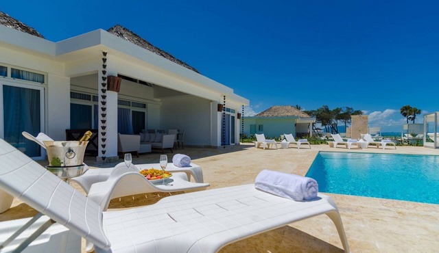 3BD Oceanfront villa, private pool & golf cart, gym/tennis! in Sosúa