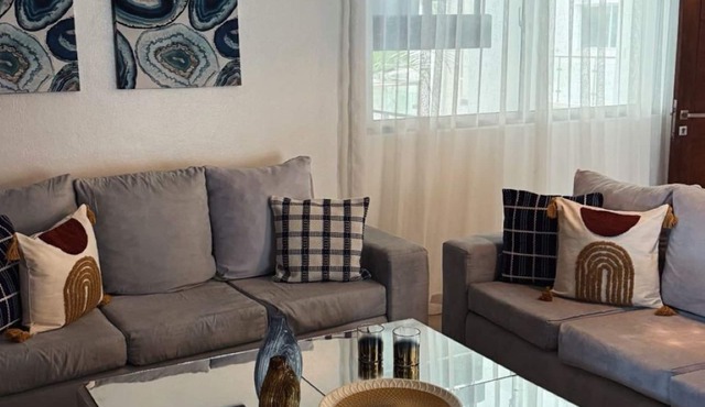 3BR Los Castillos condo with AC, pool, WiFi & parking—perfect getaway in Los Castillos