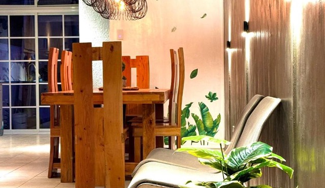 4 Bedroom with Garage up to 12 Guests - near Airport walking distance to stores and restaurants in Manila