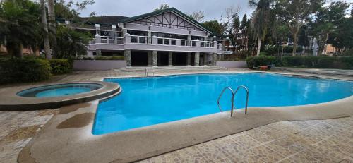 4 to 8 pax, Staycation Tagaytay Albizia, exclusive parking, can cook, pet friendly, wifi, netflix