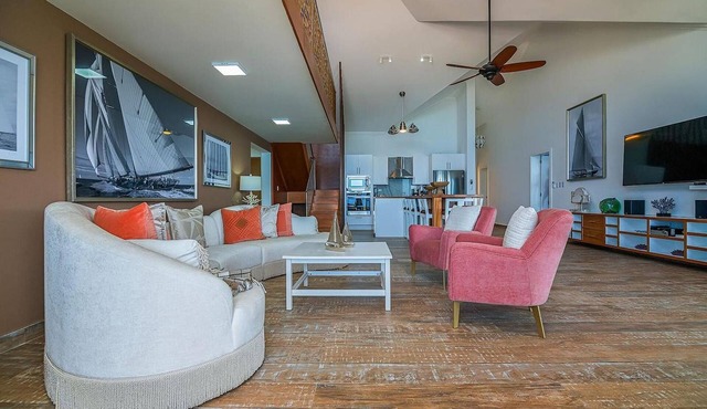 4BD guest-friendly beachfront penthouse, rooftop jacuzzi, sea views, near all! in Sosúa