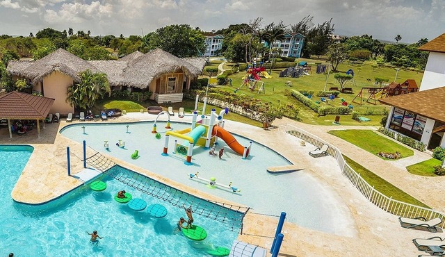 4BD Guest-friendly villa on a sandy beach, private pool & golf cart, gym/tennis! in Sosúa