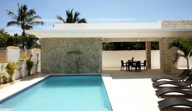 4BD oceanfront villa with pool, right on a long stretch of sandy beach in Cabarete