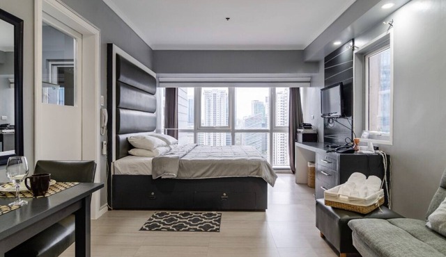 5 Star Hotel Like Condo w/King Bed, BGC , 49SQM , Makati Skyline and Pool View