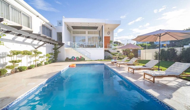 5BR/4.5BA Villa: Private Pool, Short Walk to Beaches/Bars/Shops in Sosúa