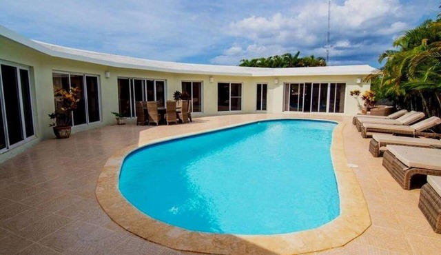 6BD/5BTH luxury villa in gated residence with waterpark, minigolf, free bus in Sosúa