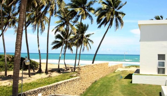 6BD oceanfront villa with pool, right on a long stretch of sandy beach in Cabarete