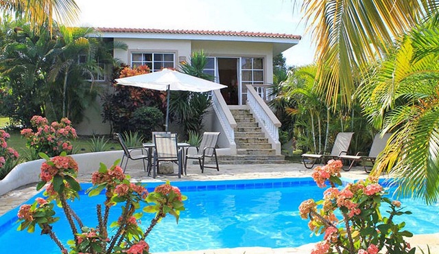 7BD Visitor-friendly complex, 3 pools, sport courts, steps from beach/shops! in Sosúa