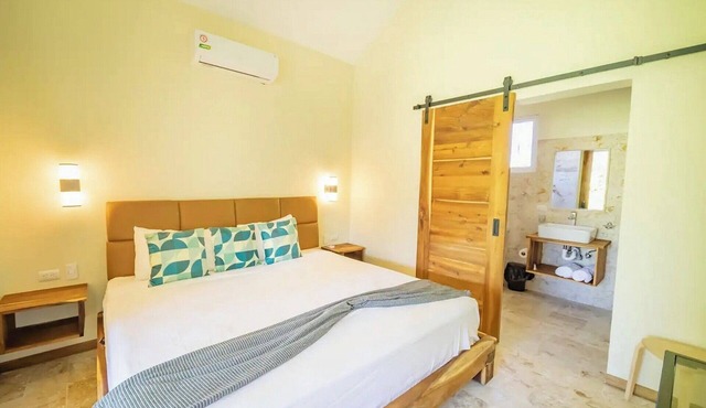 9BR Villa: Outdoor Jacuzzi, Billiard & BBQ Near the Beach in Sosúa
