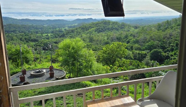A private offgrid glass mountain cabin Accessible by ATV With Starlink Wi-Fi and panoramic views in Camiling