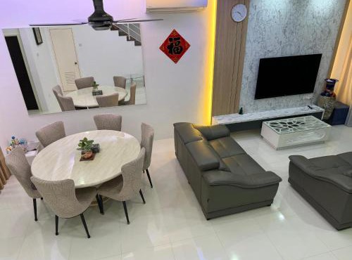 AA 3-STOREY TERRACE HOMESTAY 13 Pax 4 bedroom 4 bathroom