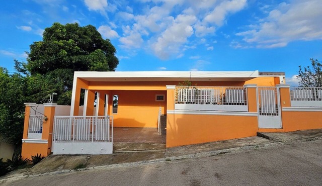 Ada’s Tropical Getaway Pool + Wifi Near Beach 3-bedroom house in superb El Doral in El Doral