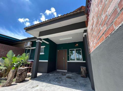 Adila Homestay in Bota