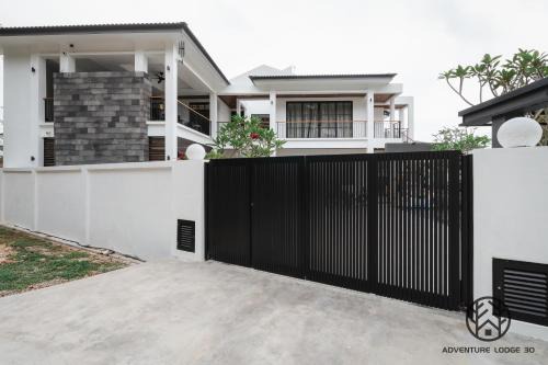 Adventure Lodge 30 - 7mins to Jonker Str #HotJacuzzi #kids #25pax #KTV#swimming pool in Kampong Tambak