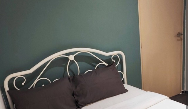 Air-conditioned with private bathroom. Basic room with bargaining price. Penang in Jelutong