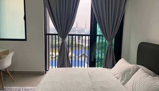Alinea BlueView Suites | 400m to LRT | Free Parking | Shah Alam | Pool | Wifi