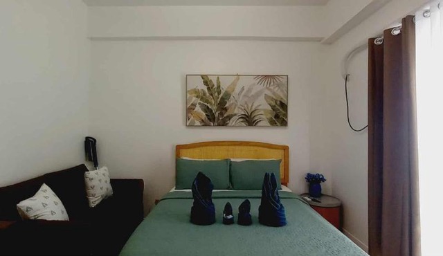 Amani Grand Resort and Residences - Pool View Room 333B Free wifi, netflix, pool and gym house, 3mins to Mactan Cebu International Airport