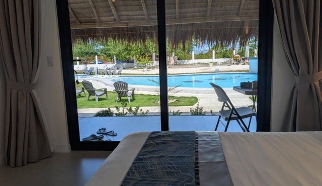 Banana Beach Club in Moalboal