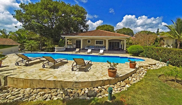 Beach, sun, girls, sport courts: guest-friendly residence in central Sosua! in Sosúa