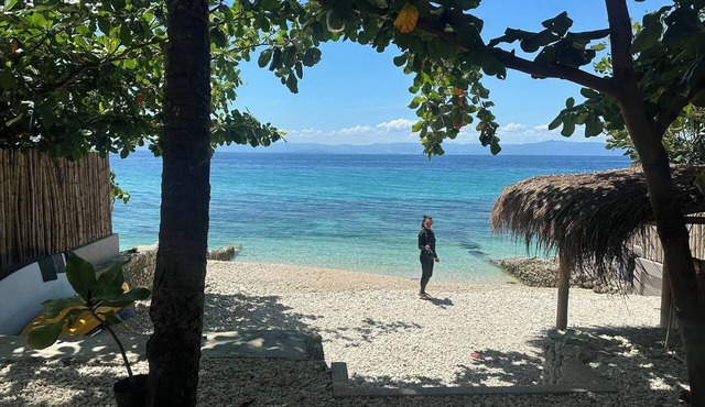 Beach villa with 5 bedrooms and AC in center of Ginatilan, South Cebu in Ginatilan