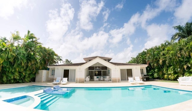 Beautiful villa with an amazing pool and a nice view to the golf courts in Punta Cana