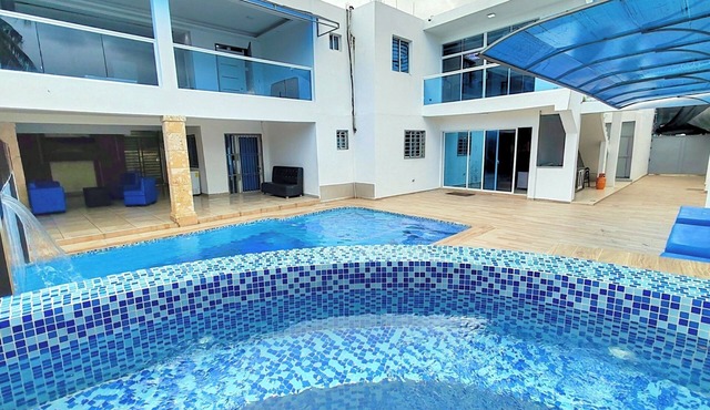 Best Deal 8BR Villa SD - Pool, Whirlpool, BBQ, Daily Maid & Free Pickup in Santo Domingo Este