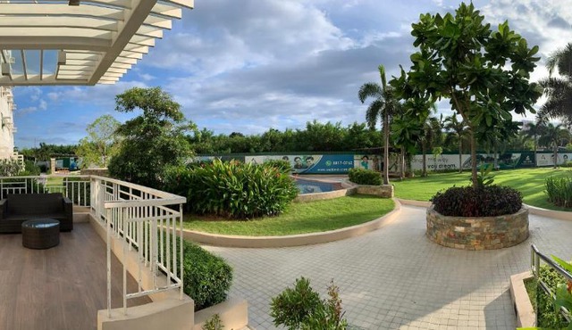 Boho Beach Condo with free Pool access and Netflix in Manila