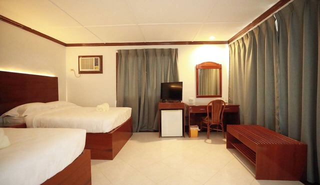 Bohol Plaza Resort and Restaurant in Dauis