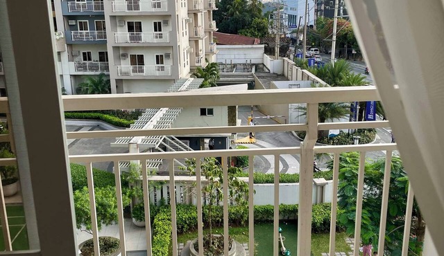 Bright 2BR Condo w/Balcony and Skyline Views in Pasig