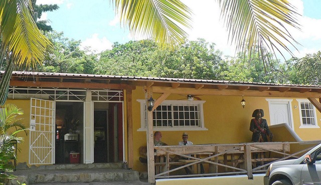 Budget hotel room in La Mulata, with fans/internet/cable TV/parking in Sosúa