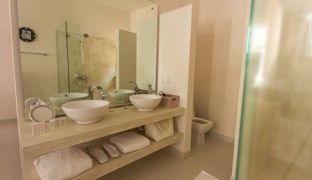 Casa-22: 6 Suites, Pool & Chef Service,Steps from Beach,AC, Wifi, Maid, Security in Puerto Plata