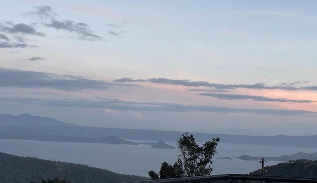 Casa Alegre - Stunning Taal View with Rooftop Deck Family House in Tagaytay