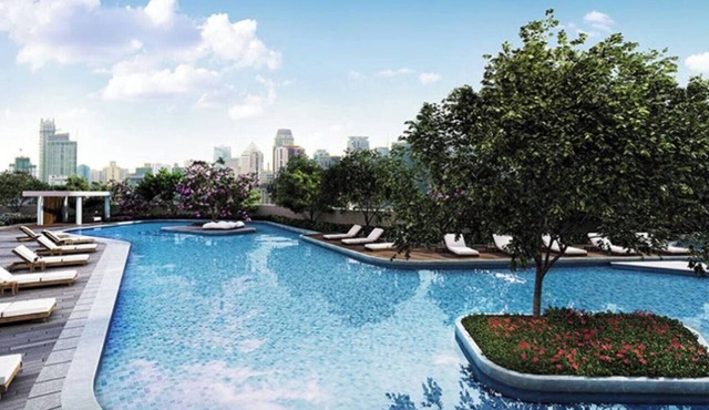 Central Makati Place with Queen bed and 55 inch SMART TV in Makati